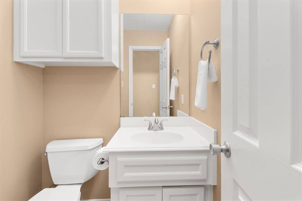 Upstairs 1/2 bath
