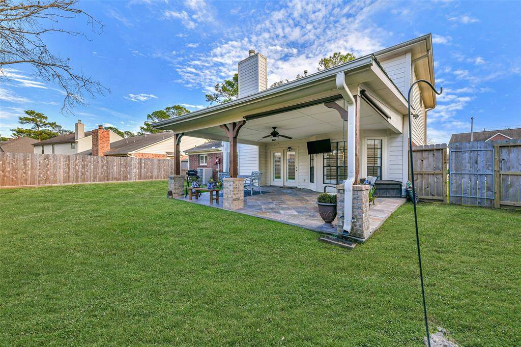 Enjoy the room to run in this private backyard with a fabulous patio, or take the short walk to the community pool and clubhouse. In this great location in master-planned Clear Lake, there's no shortage of outdoor activities to enjoy!