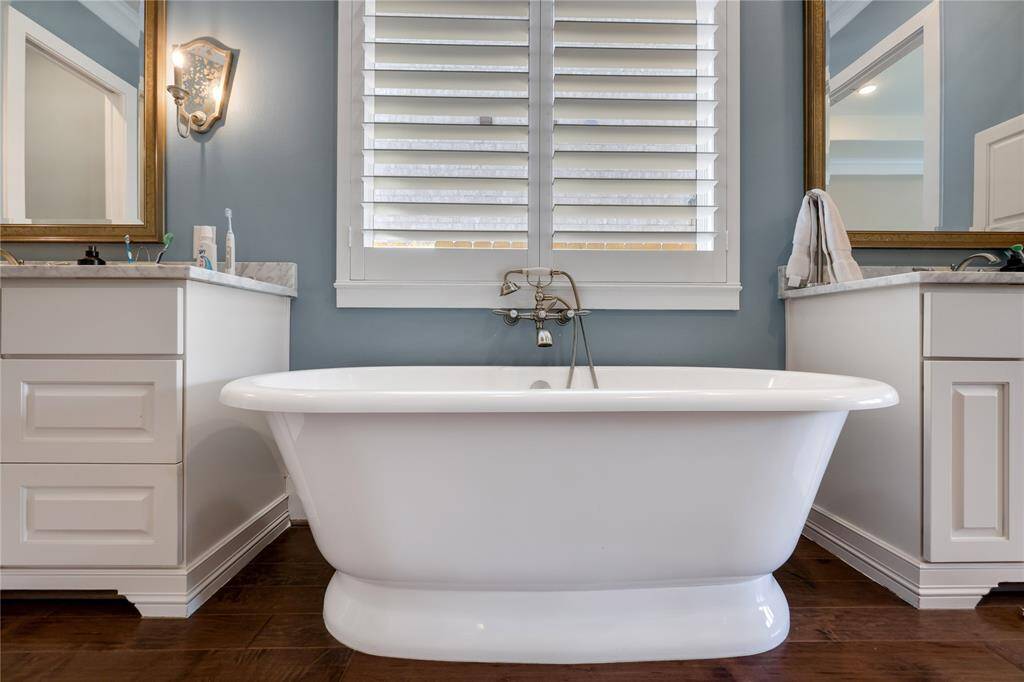 Master Soaking Tub