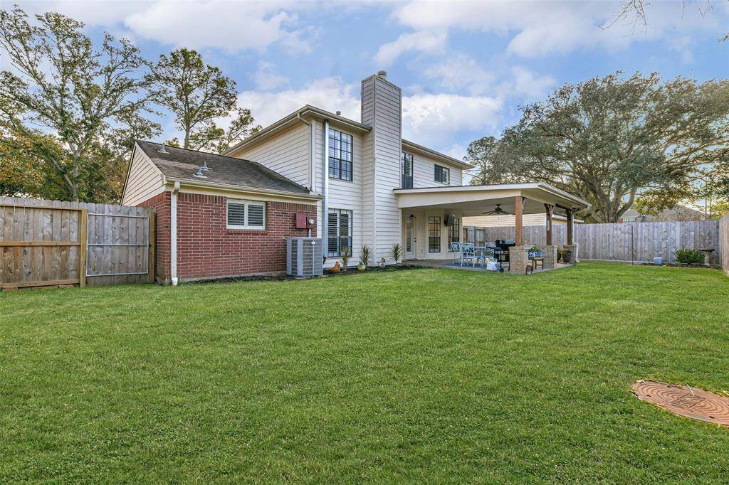 Enjoy the room to run in this private backyard with a fabulous patio, or take the short walk to the community pool and clubhouse. In this great location in master-planned Clear Lake, there's no shortage of outdoor activities to enjoy!