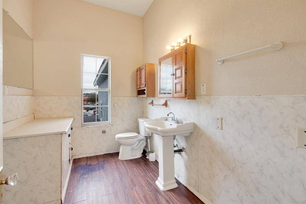 2nd floor bathroom.