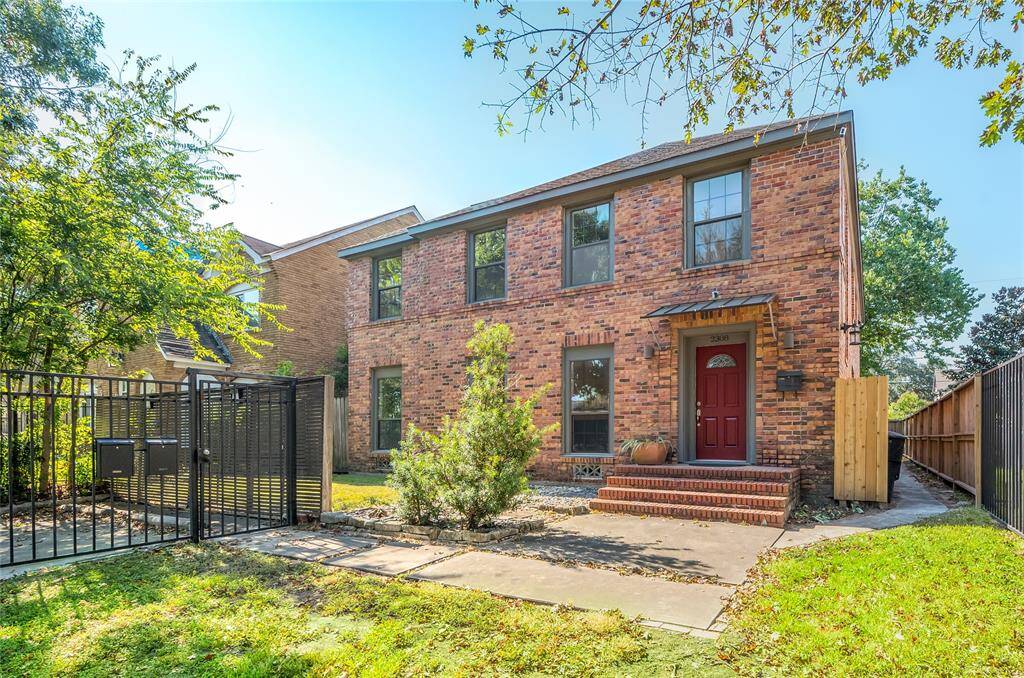 Come take a look and imagine all the possibilities. Minutes to Texas Medical Center, TSU, U of H, Museum District and Hermann Park.
