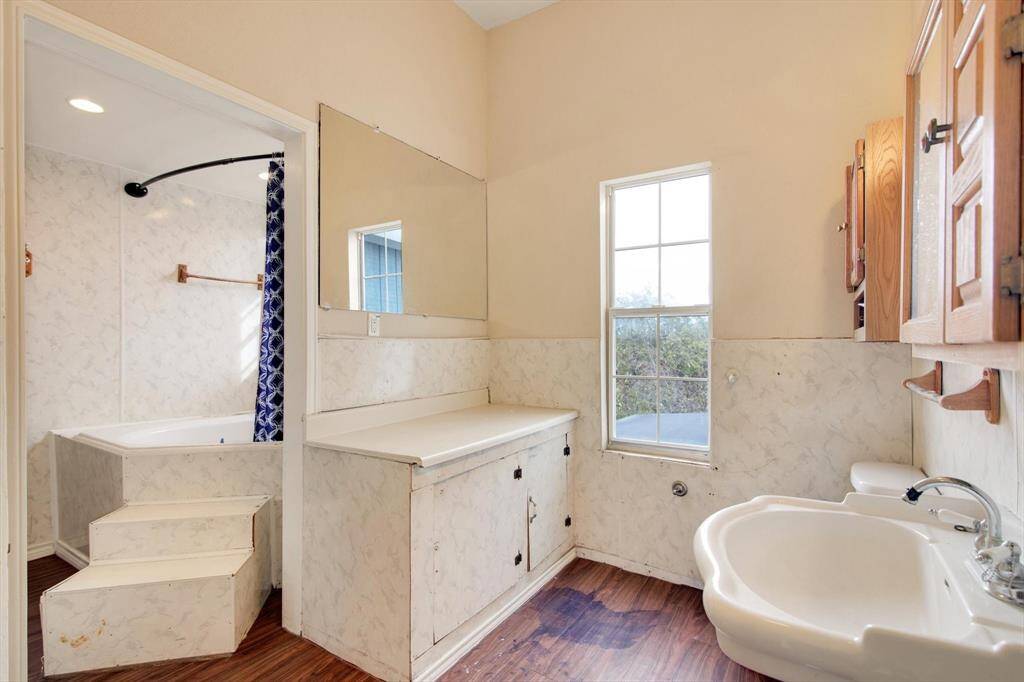 Large 2nd floor bathroom that features a jetted tub.
