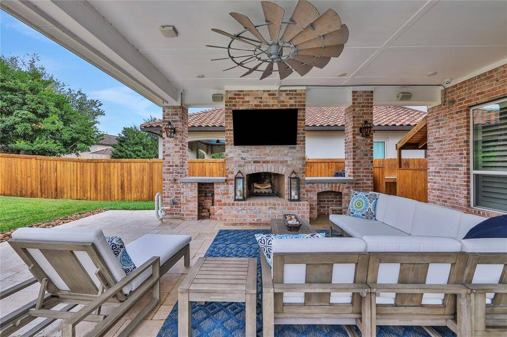 Outdoor living space - Gas fireplace - gas coach lights - so much room, easy to add outdoor kitchen