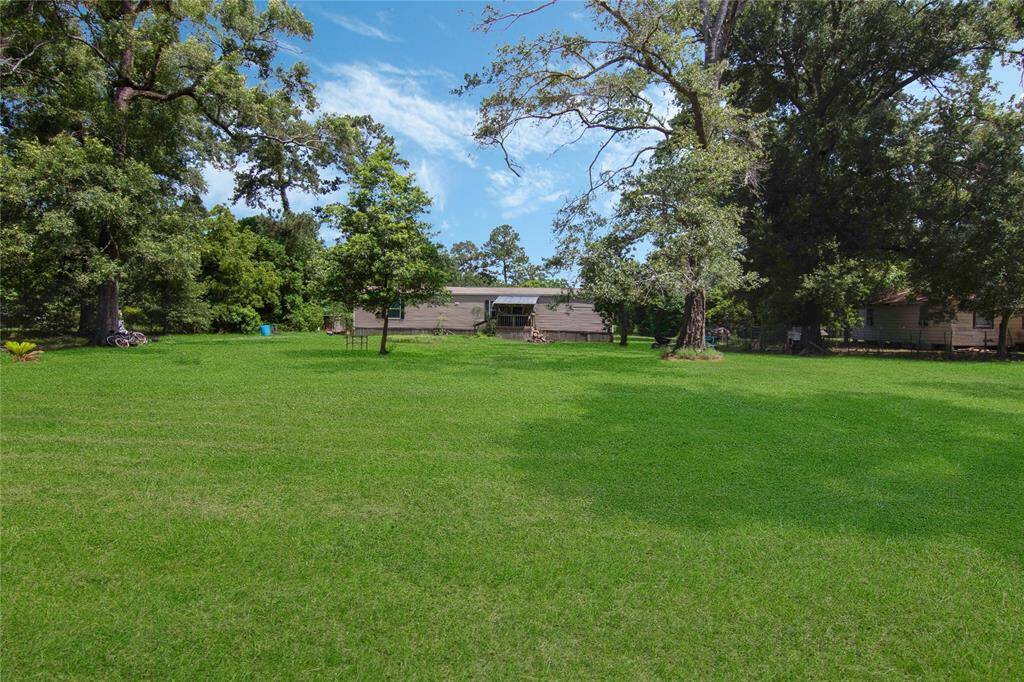 Huge front yard!