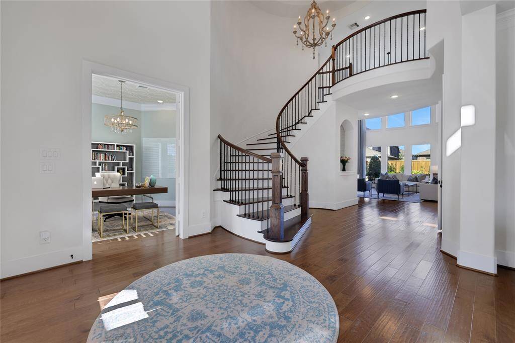 More entry/foyer - study to the left