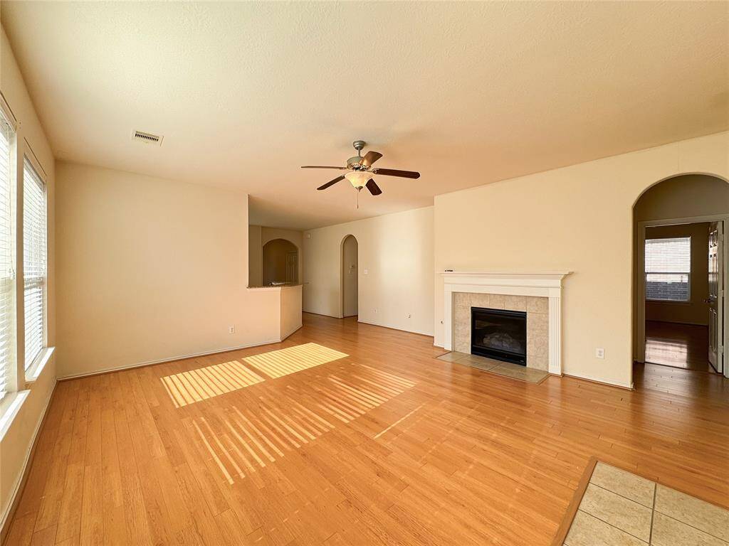 Living room w/ fireplace