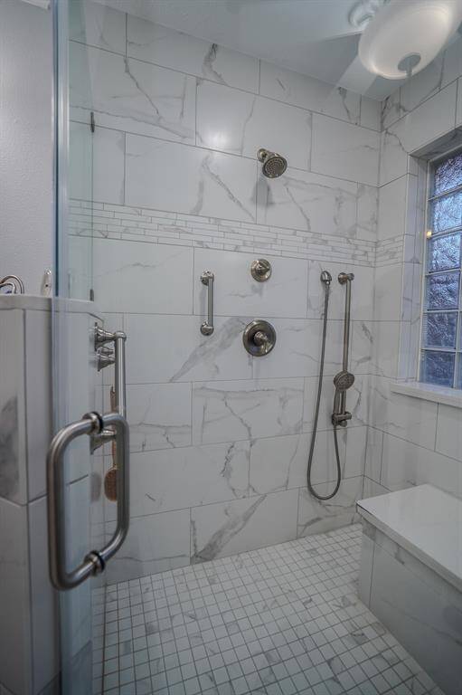 Large Shower w/seat