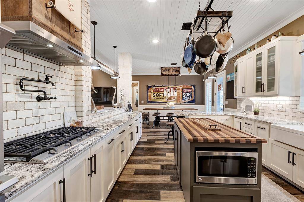 Gas cooktop, pot filler and beautiful farmhouse apron sink