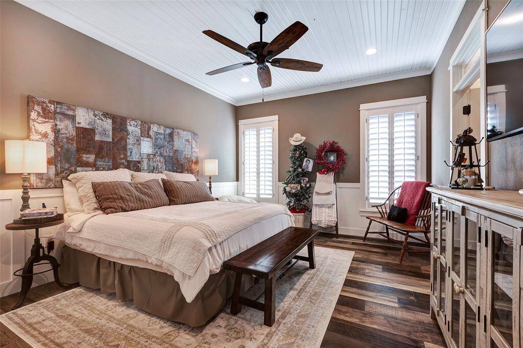 One of the secondary bedrooms