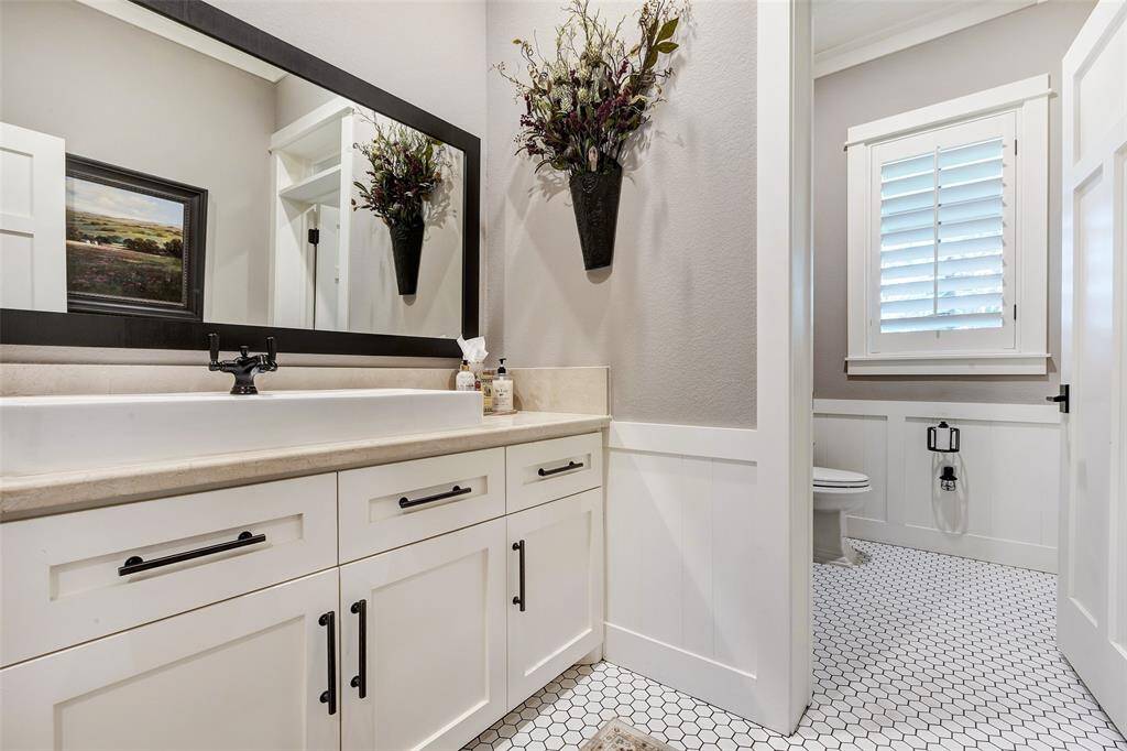 The 1/2 bath is located on the other side of the home to serve guests...and has easy access to pool for wet swimmers