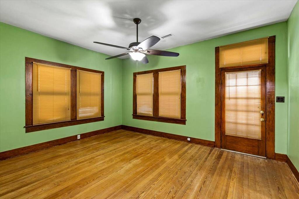 Gorgeous front door and window transom! High ceilings