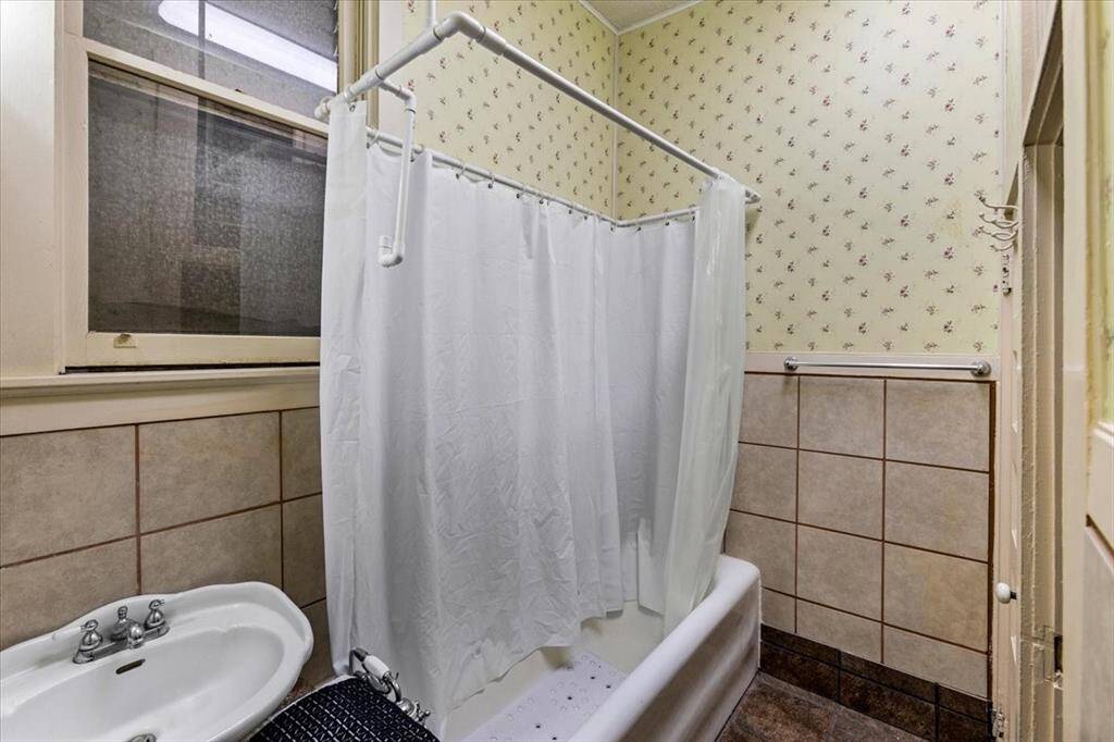 Upstairs bathroom ready for your imagination