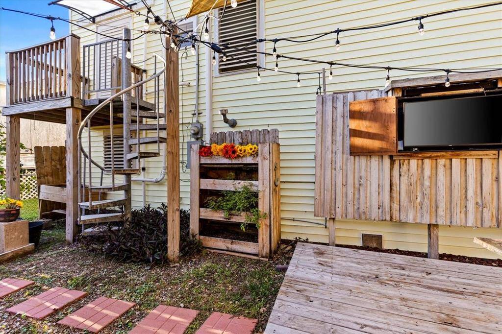 Outdoor gardens, exterior entry to Kitchen, fabulous entertaining area