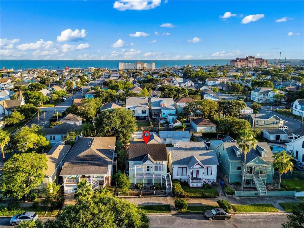 Close to the beach, only a couple blocks!