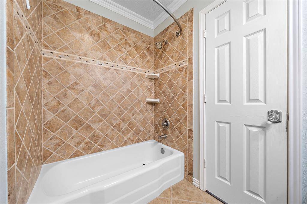 2nd full bathroom features a tub/shower combo.