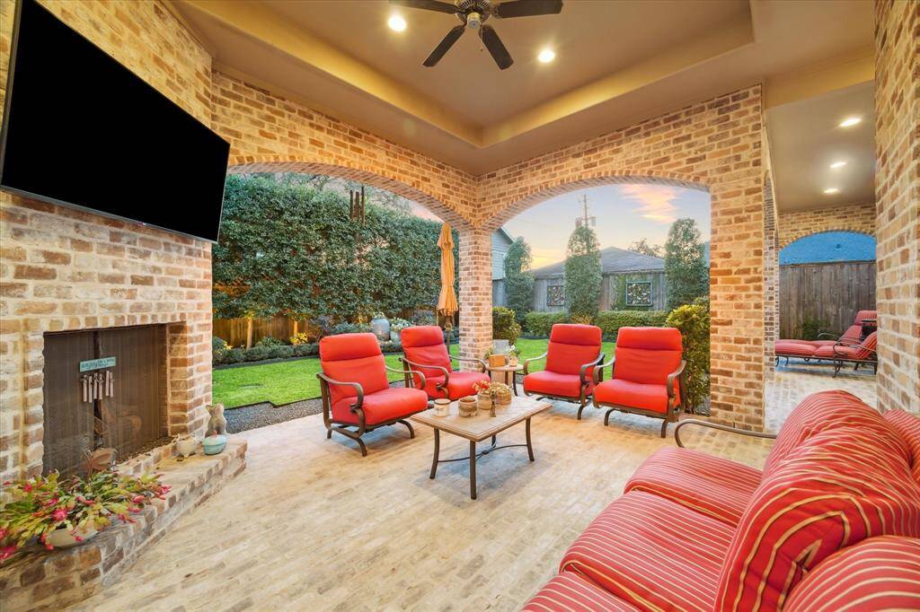 Enjoy a lovely glass of wine by the fire in this inspiring fully covered Texas patio.