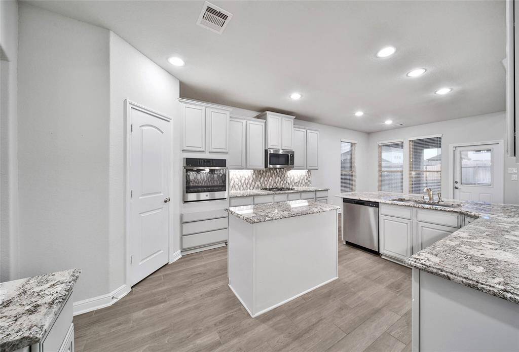 Kitchen complete with Island