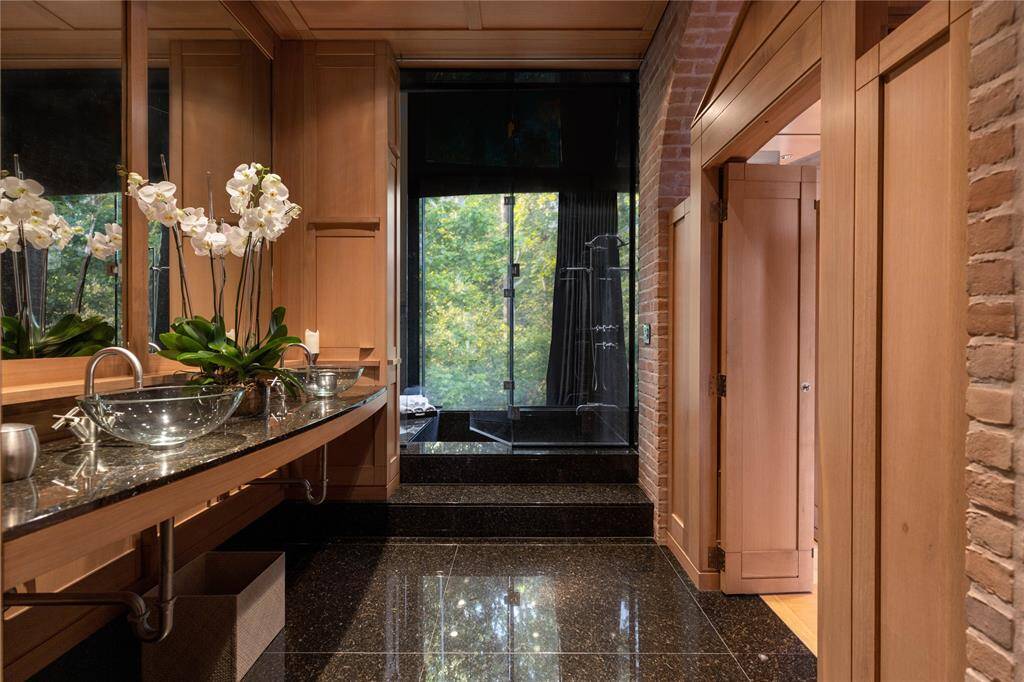 Guest Apartment Bathroom