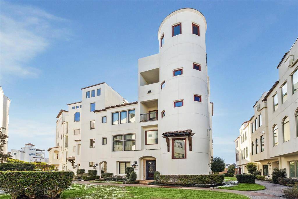Corner townhome surrounded by plenty of green space in the heart of Caceres. Before we go inside, allow me to show you the back of the home.