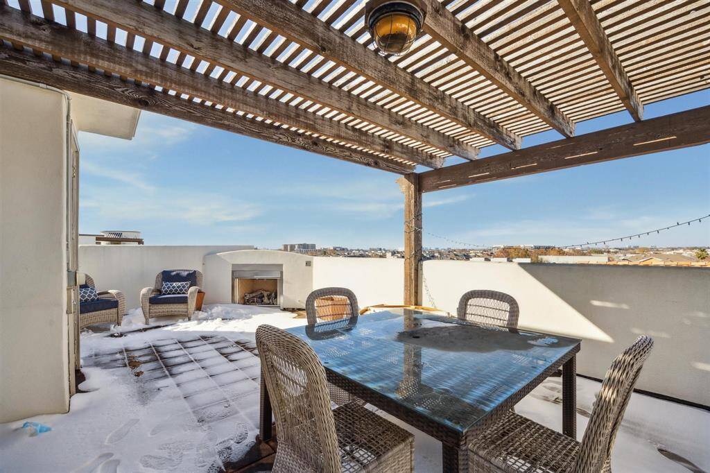 Plenty of seating options to make great use of this fabulous outdoor space.
