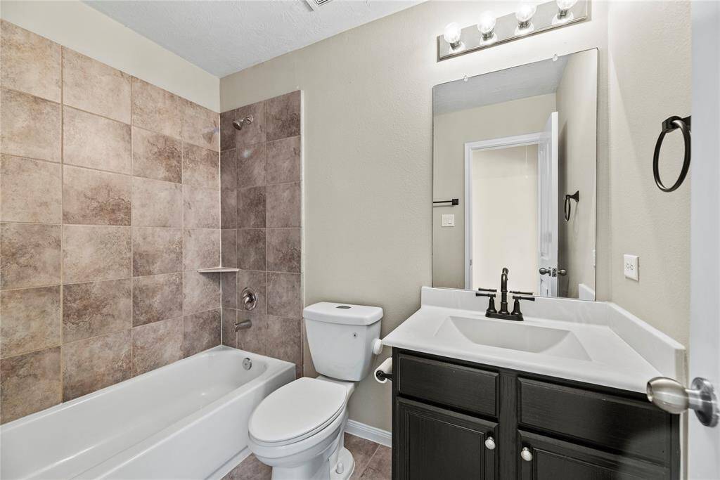 Lift your spirits at the end of the day with a little at home pampering. Take a long soak in a hot bubble bath, light a candle, and relax and enjoy your time. Luxury and relaxation is calling you home.
