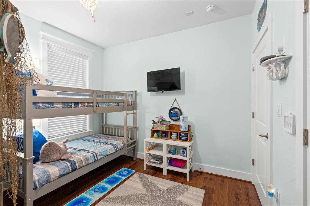 This fully furnished bunk room will have the kids entertained for hours!