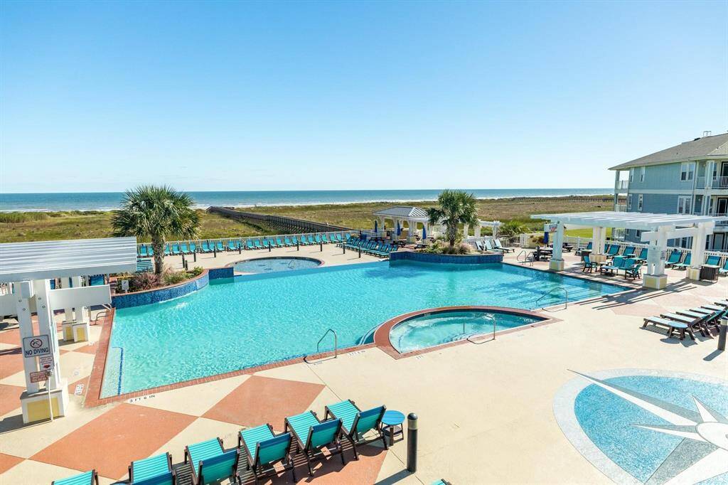 Pointe West has multiple resort style pools including this infinity pool, a kids pool, and a Lazy River on the bay side.
