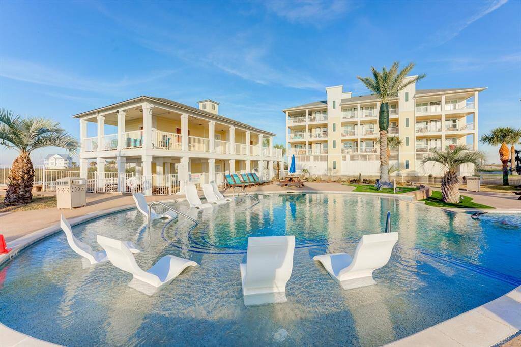 Lazy River pool has sunset views of Galveston Bay!