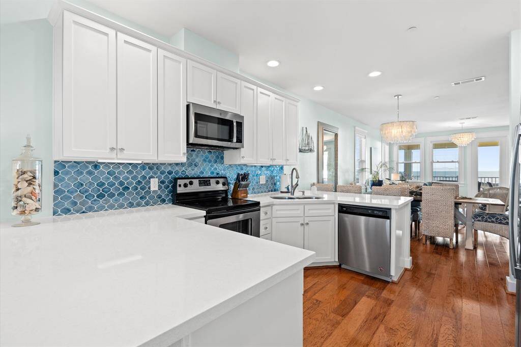 Gulf VIEWS while you make memories in the kitchen! Notice the SEAGLASS blue backsplash!