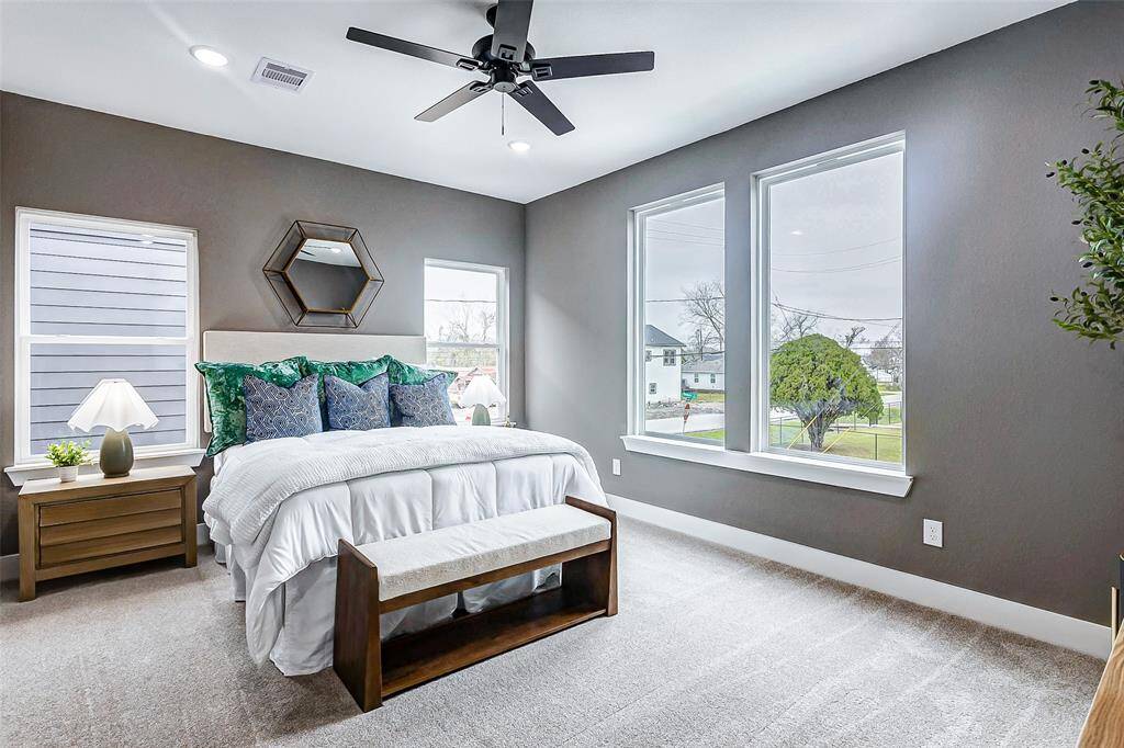 Experience ultimate comfort with a spacious king-size bed in this inviting bedroom.