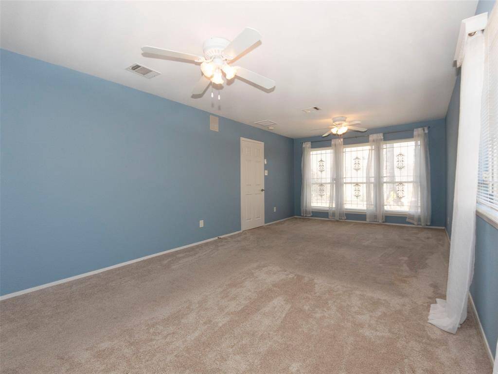 This large primary has 2 ceiling fans and hvac vents