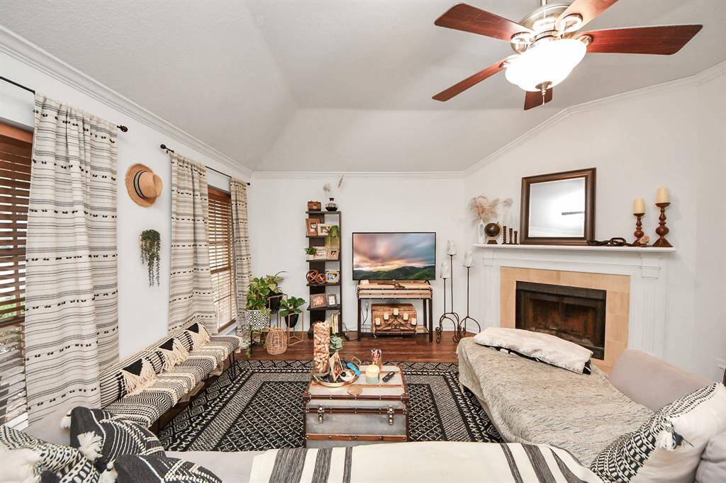 At the heart of the space, a fireplaceadds a cozy focal point, providingwarmth and charm.