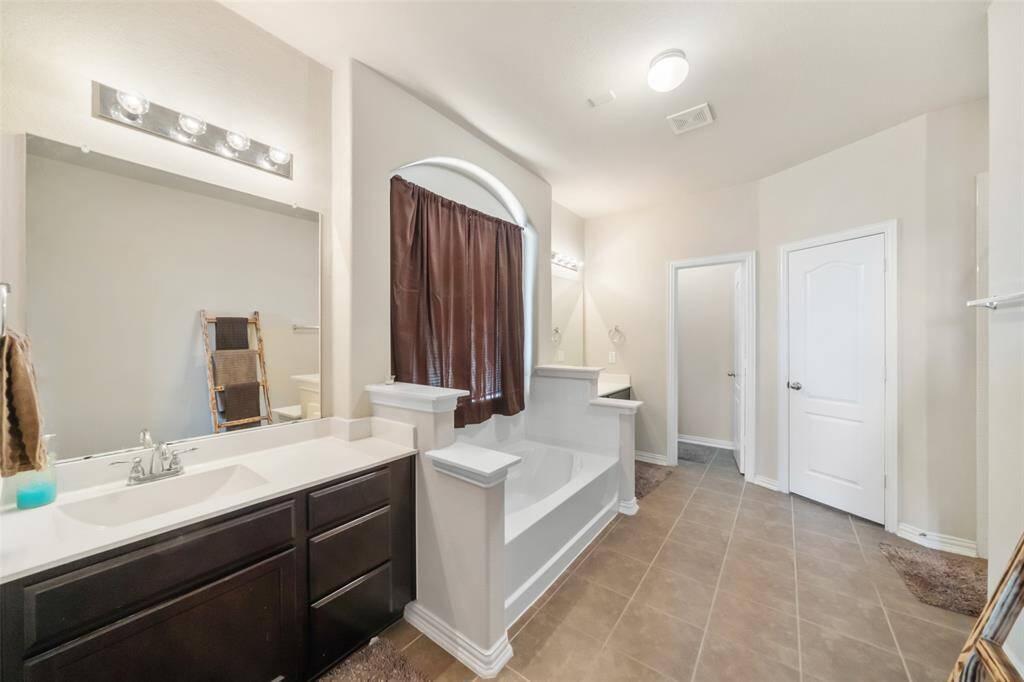Primary bathroom with Bathtub and shower