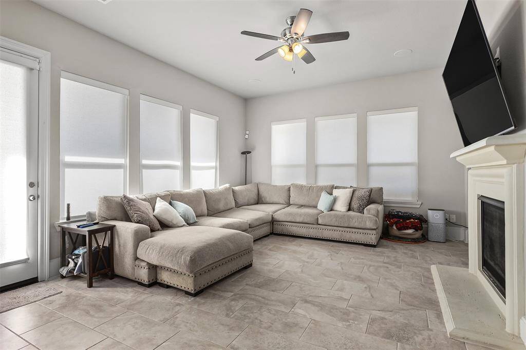 Lots of natural light fills them rooms with all the windows.