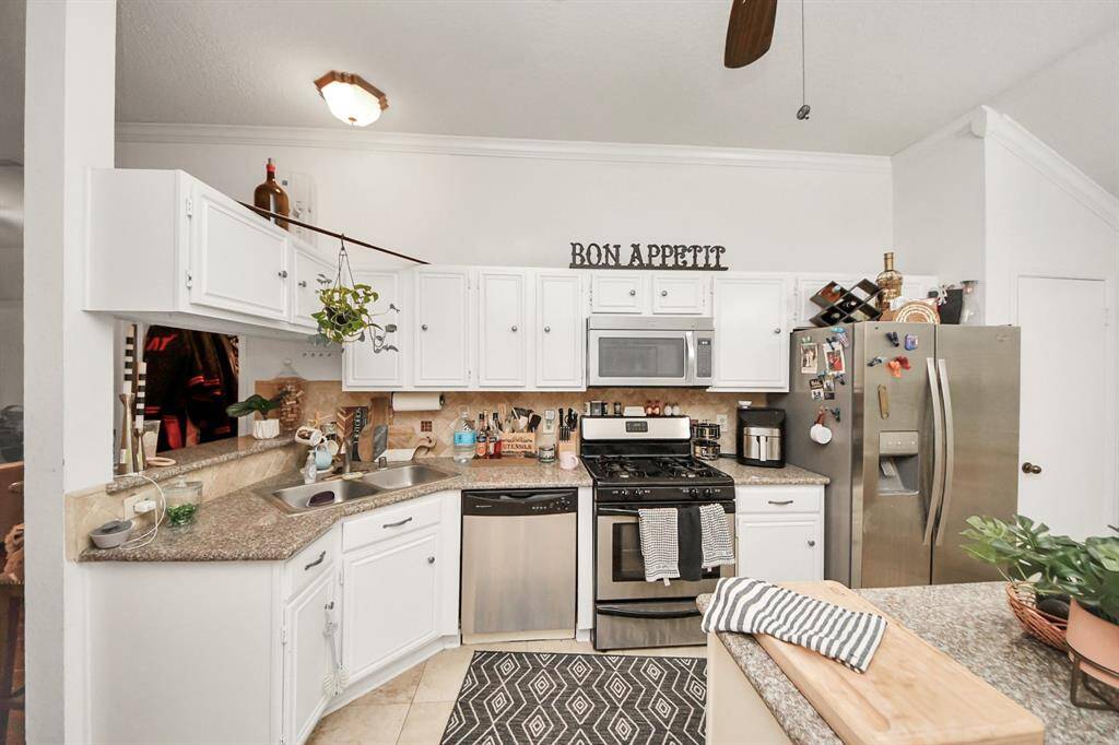 Step into this modern kitchen, wherefunctionality meets sophistication.