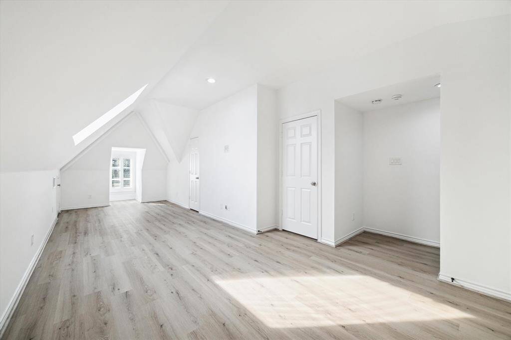 The third floor presents so many possibilities: a 3rd bedroom, gym, home office, media room ... you decide!