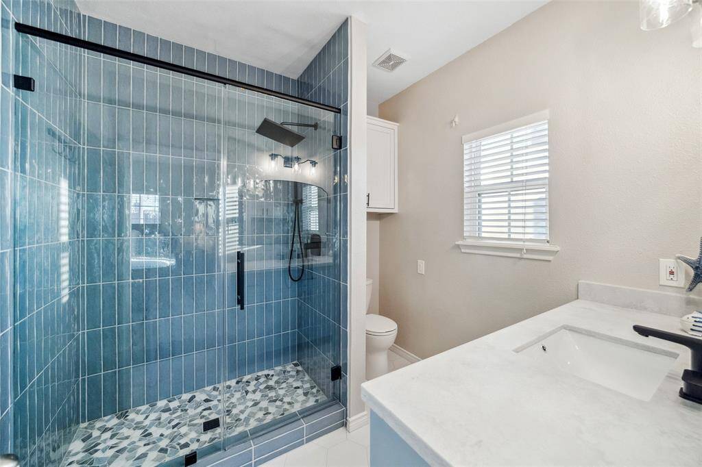 Ensuite full bathroom in bedroom #1
