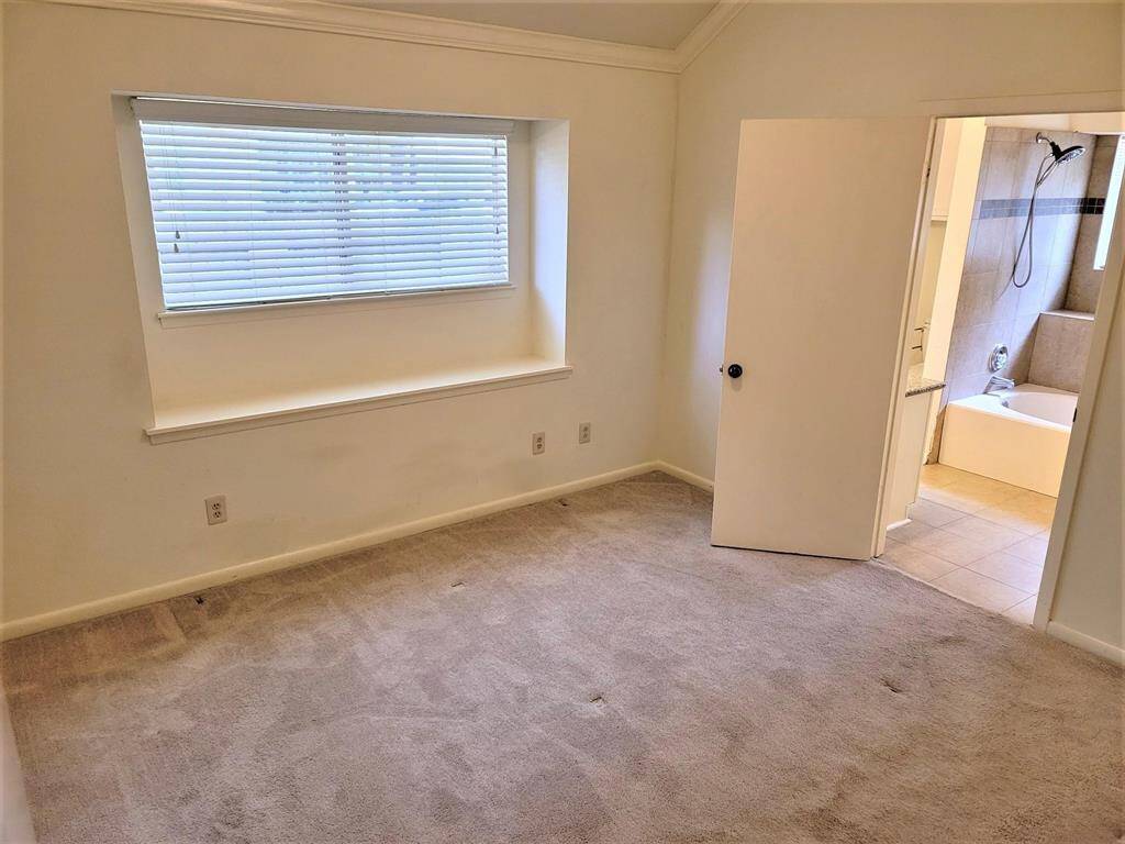 Vacant primary bedroom.