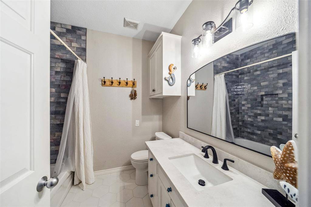 Full bathroom #2