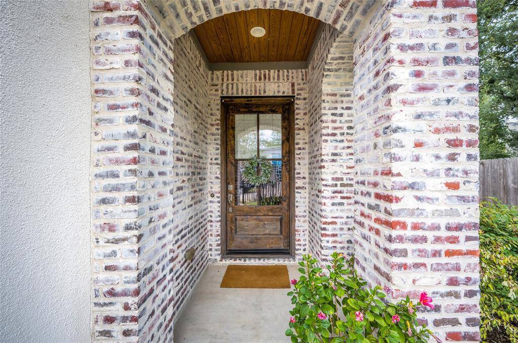 Inviting front entry way of 7416 Shadyvilla Lane