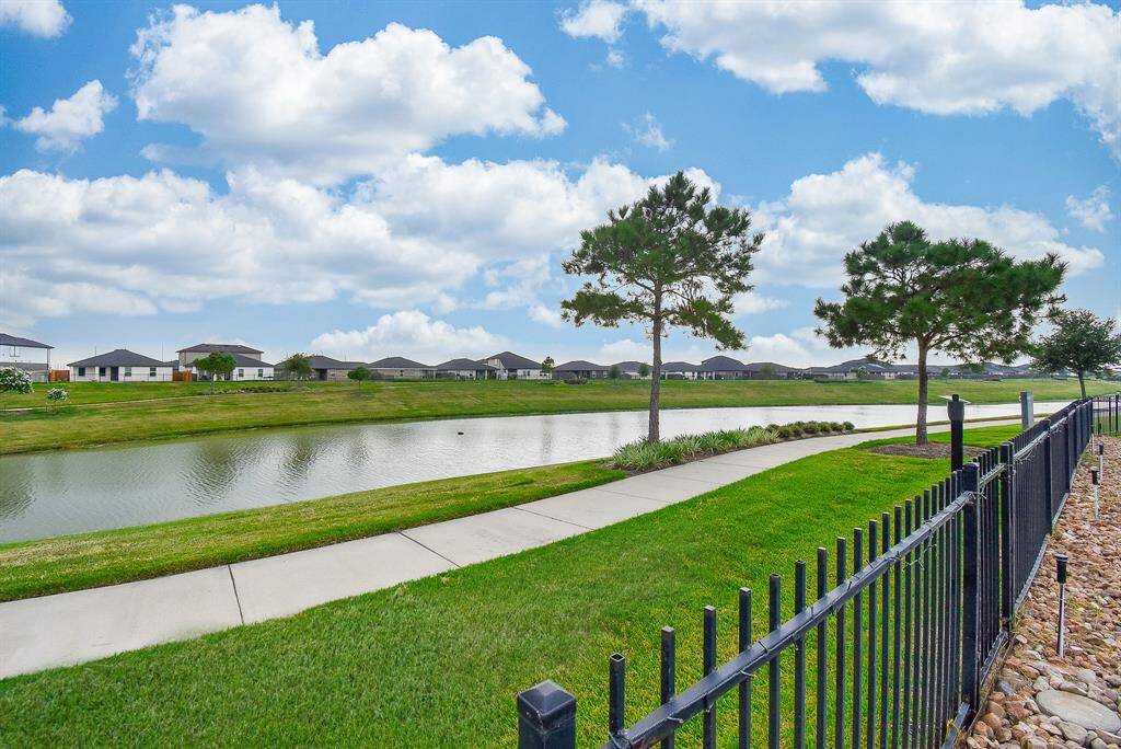 Easy access to the lake and walking trails right from the backyard. Tamarron has a total of 8 miles of walking trails, lakes, and sports fields are in the area.