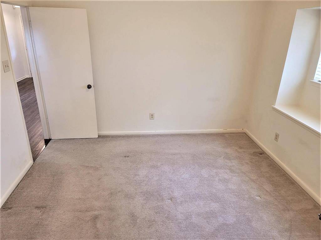Vacant second bedroom.