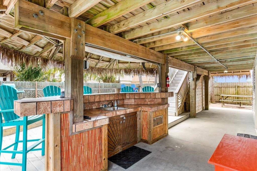 Outdoor wet bar
