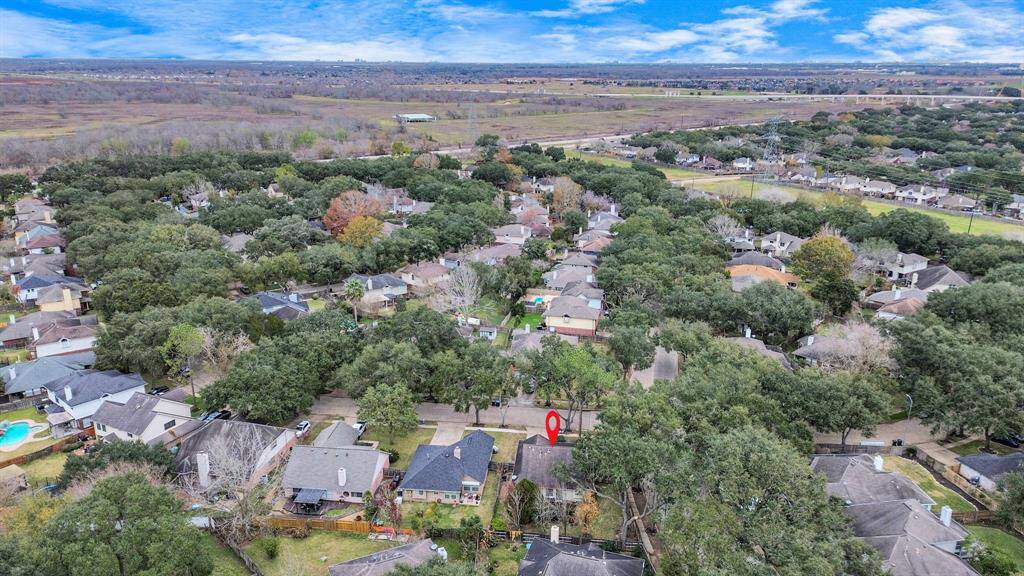 Come and see this spaciousbackyard!