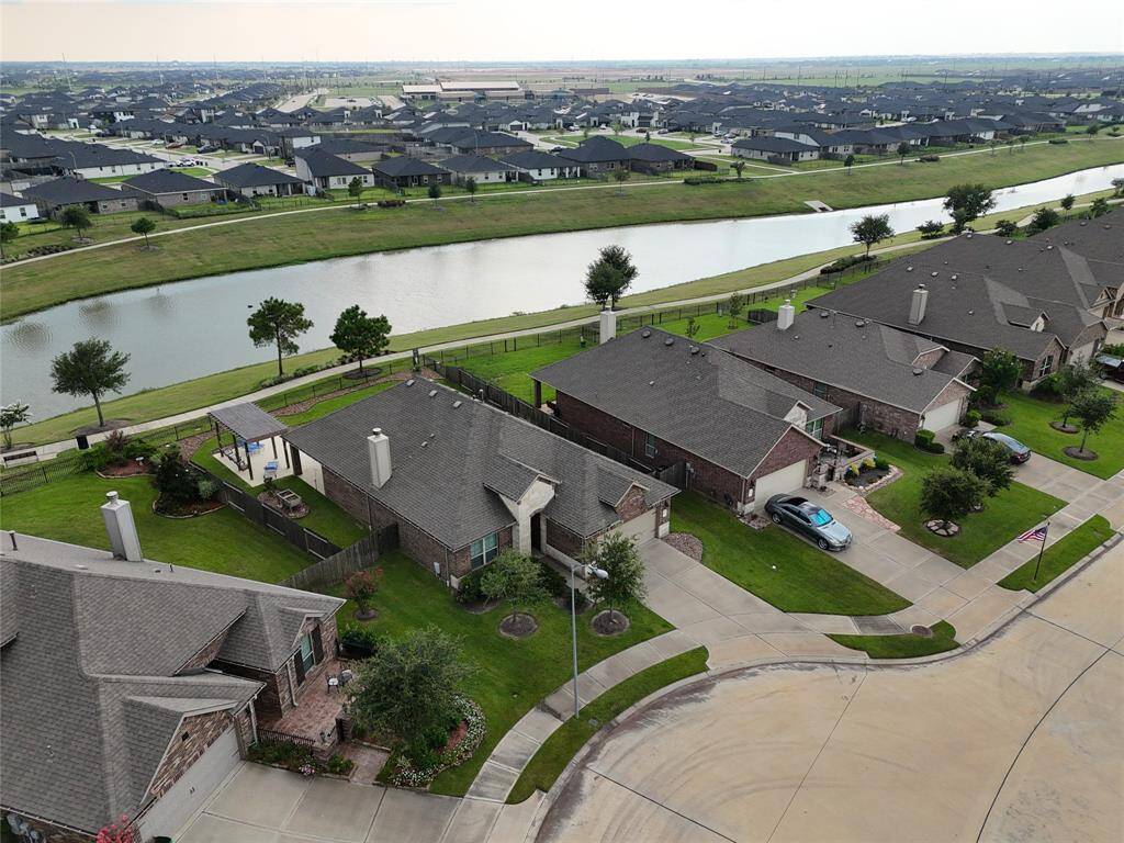 Enjoy the gorgeous views of the pool and lake!
