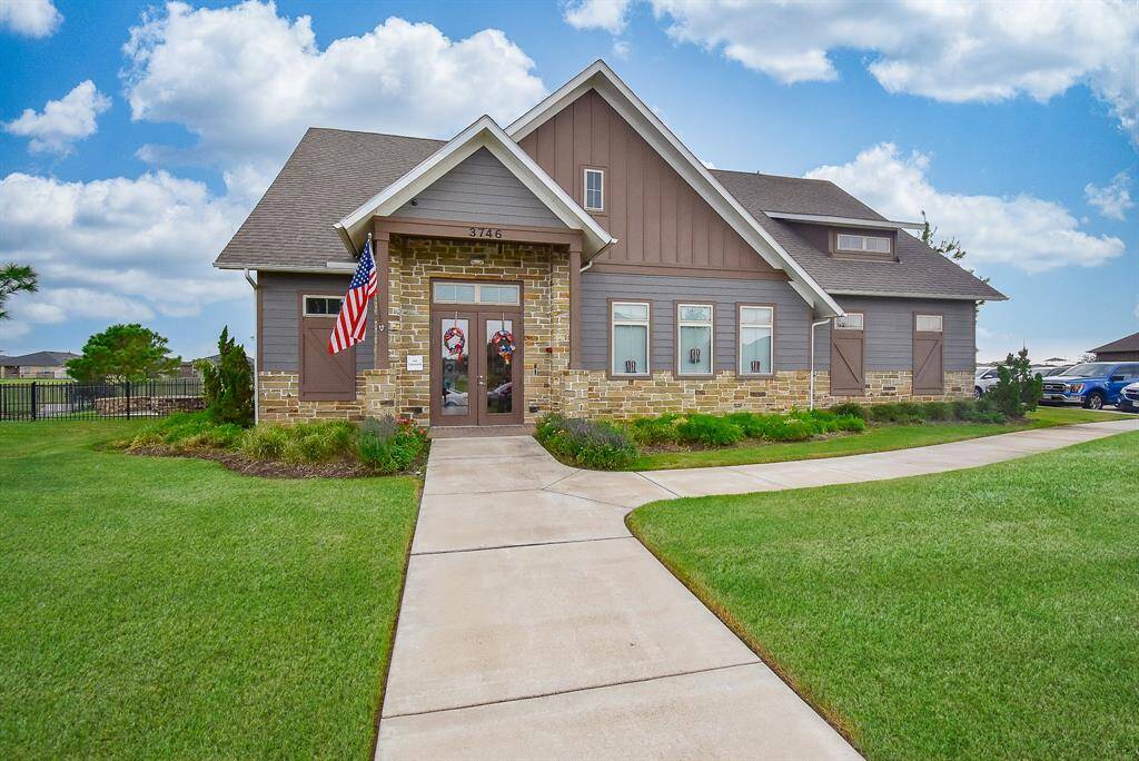 The Lakehouse clubhouse is just down the street and has amenities tailored for the 55+ active adult community including outdoor gathering areas.