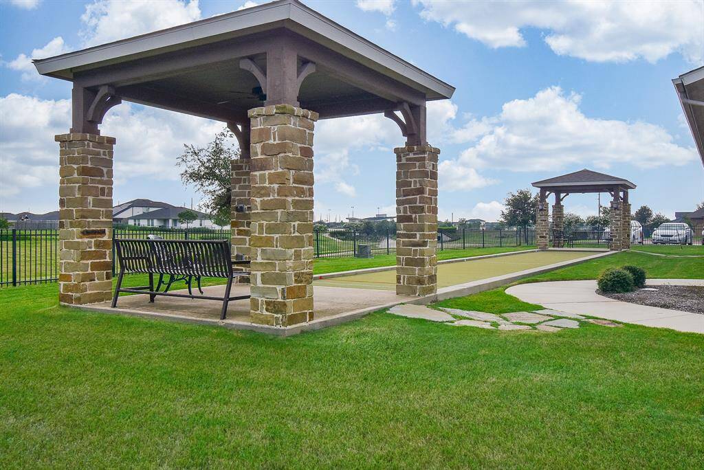 The Lakehouse clubhouse is just down the street and has amenities tailored for the 55+ active adult community including outdoor gathering areas.