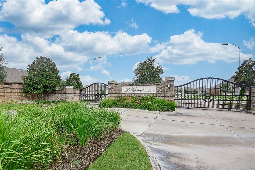 This aerial photo showcases a spacious single-family home in a suburban neighborhood with a private swimming pool and well-maintained yard, offering a comfortable living environment and outdoor leisure space.