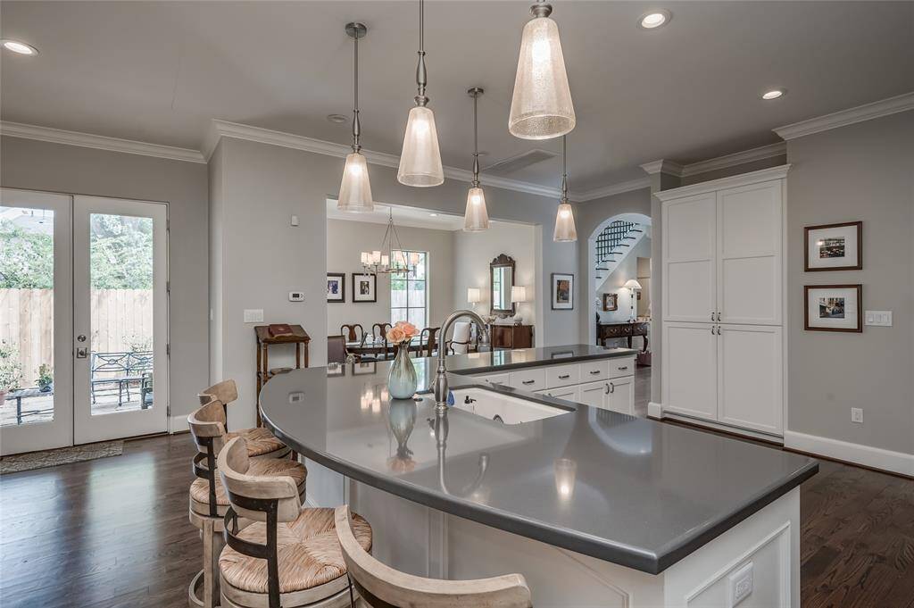 The inviting, pull-up breakfast bar works well for casual entertaining and every day living.
